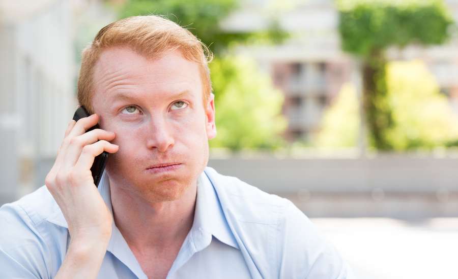 mand med telefon